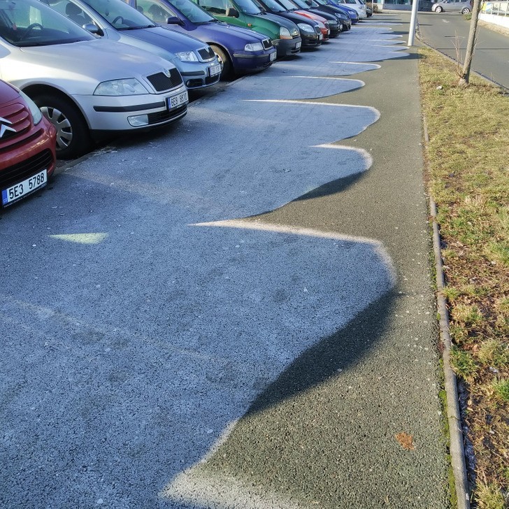 "Słońce topiące lód na parkingu"