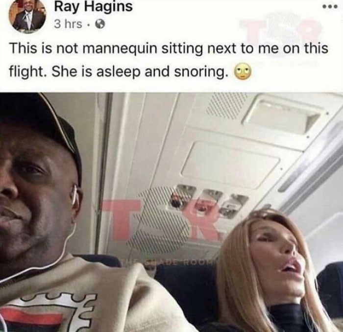 "To nie manekin siedzący obok mnie podczas lotu. Ona śpi i chrapie."