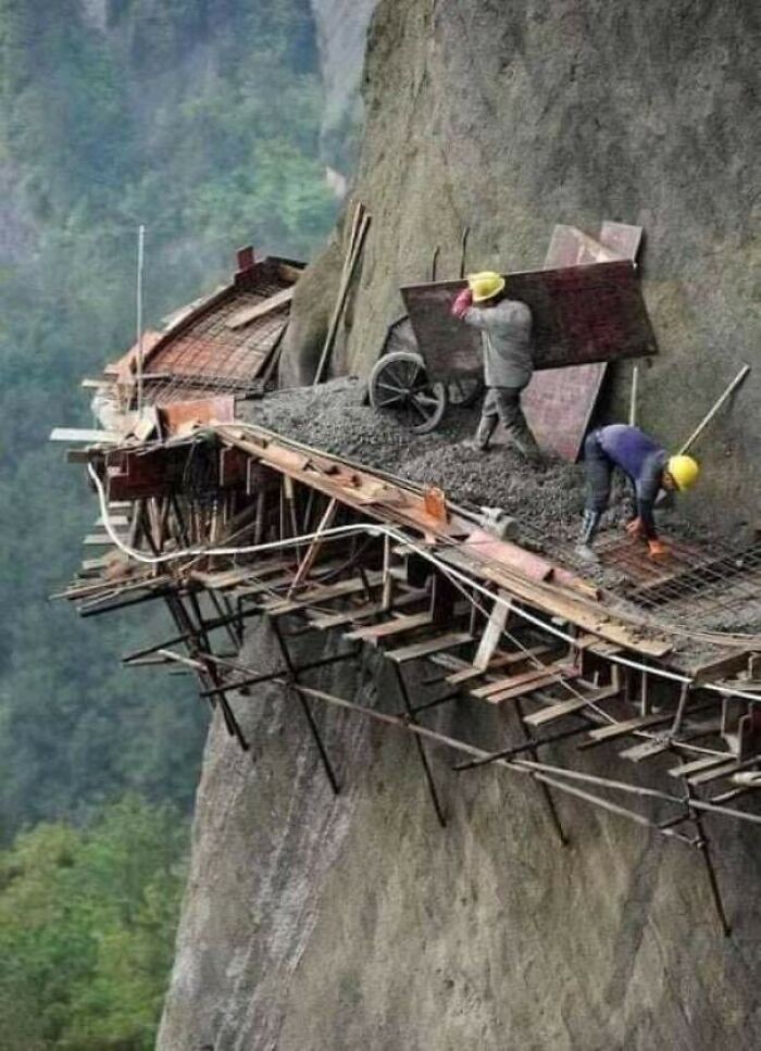 Górska droga w Chinach w trakcie budowy