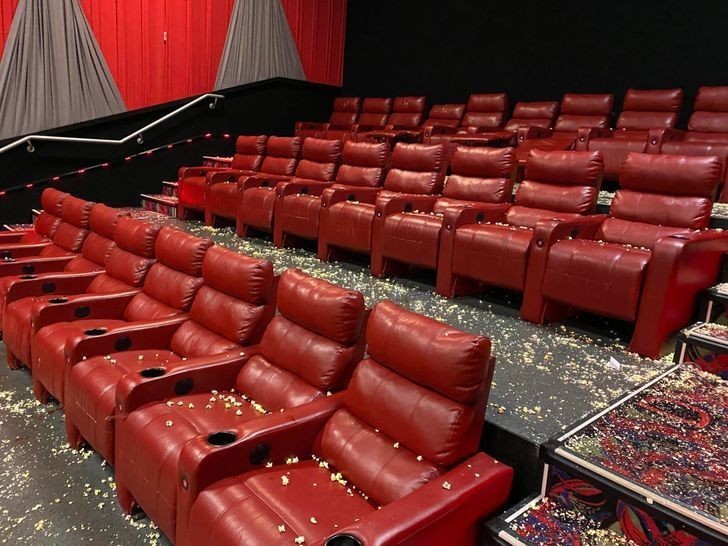 3. "Grupa nastolatków zrujnowała salę kinową. Byłem jedną z osób, które musiały ją sprzątać."