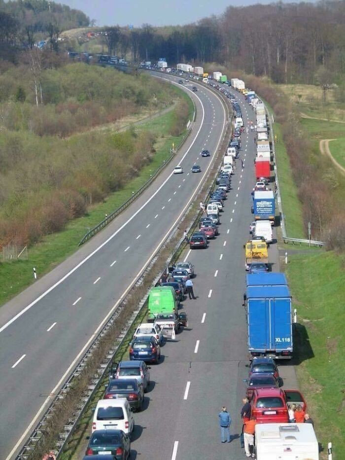 Gdy ruch drogowy w Niemczech zatrzymuje się całkowicie, kierowcy mają obowiązek ustawić auta przy brzegach jezdni, by zrobić miejsce pojazdom uprzywilejowanym.