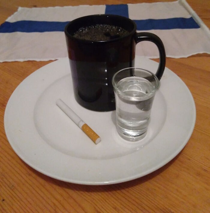 Blörö - słynne fińskie śniadanie składające się z gorącej kawy, wódki i papierosa