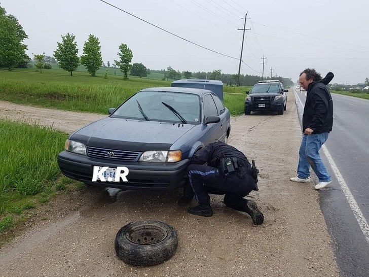 13. Kanadyjscy policjanci zawsze są gotowi do pomocy...