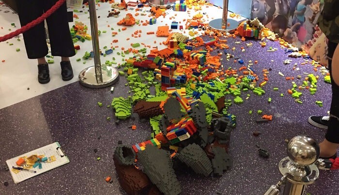 Godzinę po otwarciu wystawy, dzieciak zniszczył rzeźbę LEGO wartą 15 tysięcy dolarów.