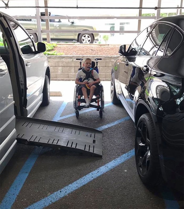 Ludzie parkujący na miejscach dla niepełnosprawnych