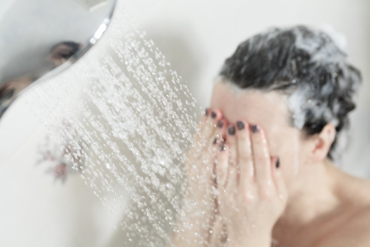 6. Mycie włosów gorącą wodą