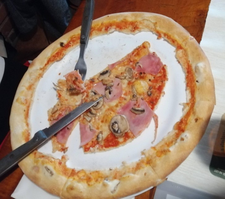 "Przerażający sposób jedzenia pizzy"