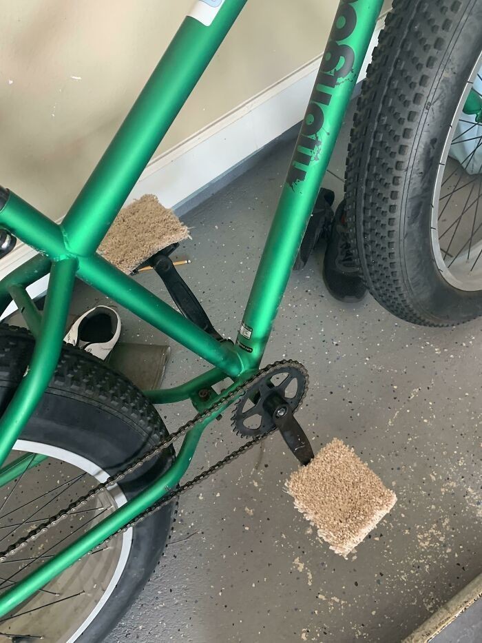16. "Mój 12-letni syn przykleił kawałki dywanu do pedałów roweru, by móc jeździć na boso."