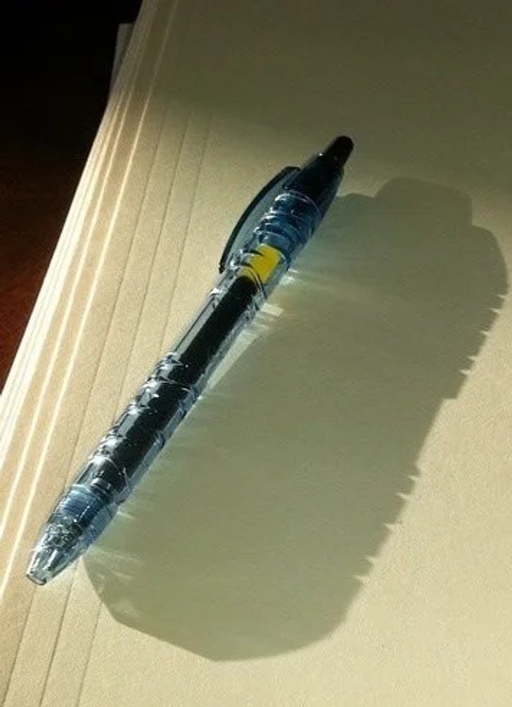 Długopis wykonany z butelek poddanych recyklingowi rzuca cień butelki.