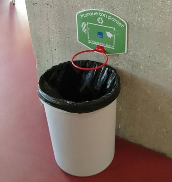 „Moja szkoła walczy ze śmieceniem montując obręcze koszykarskie nad śmietnikami.”