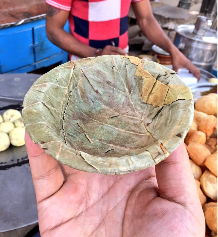 „Ekologiczna miska stworzona wyłącznie z trzech liści spiętych bambusem”