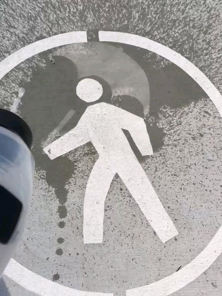 „Ten znak na chodniku ukazuje parasol, gdy zostanie zamoczony.”