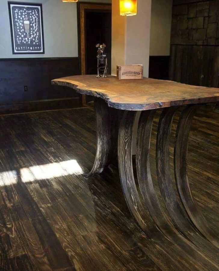 „Ten stolik wyrósł z podłogi.”