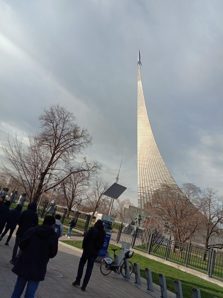 9. 100-metrowy pomnik w Moskwie, poświęcony dokonaniom rosyjskich badaczy kosmosu.