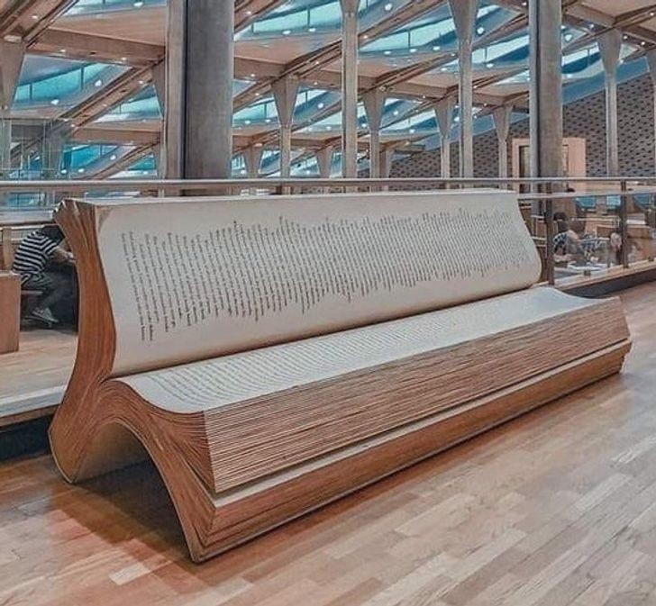 1. Niesamowita ławka w bibliotece w Aleksandrii