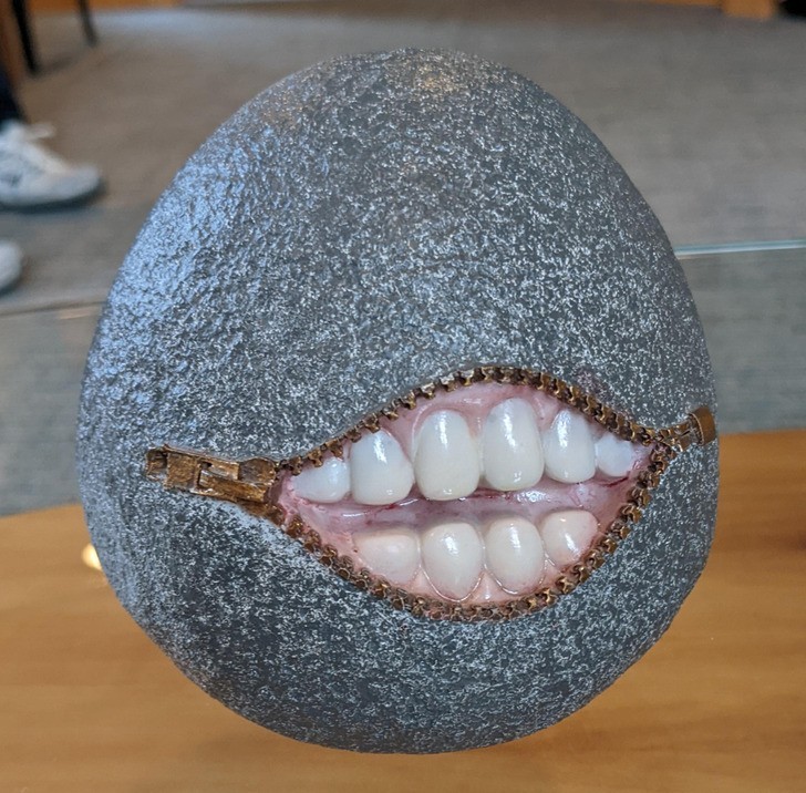 "Uśmiechnięty kamień w gabinecie mojego dentysty"