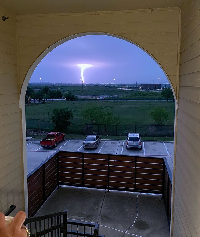 Błyskawica rozświetlająca tornado, Fort Worth, Teksas