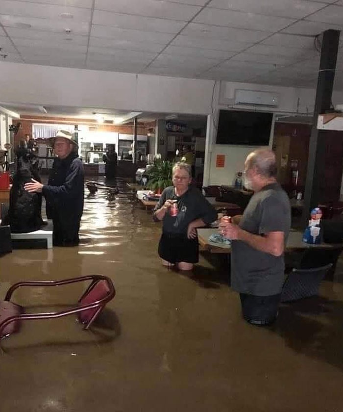 Australijski pub podczas powodzi