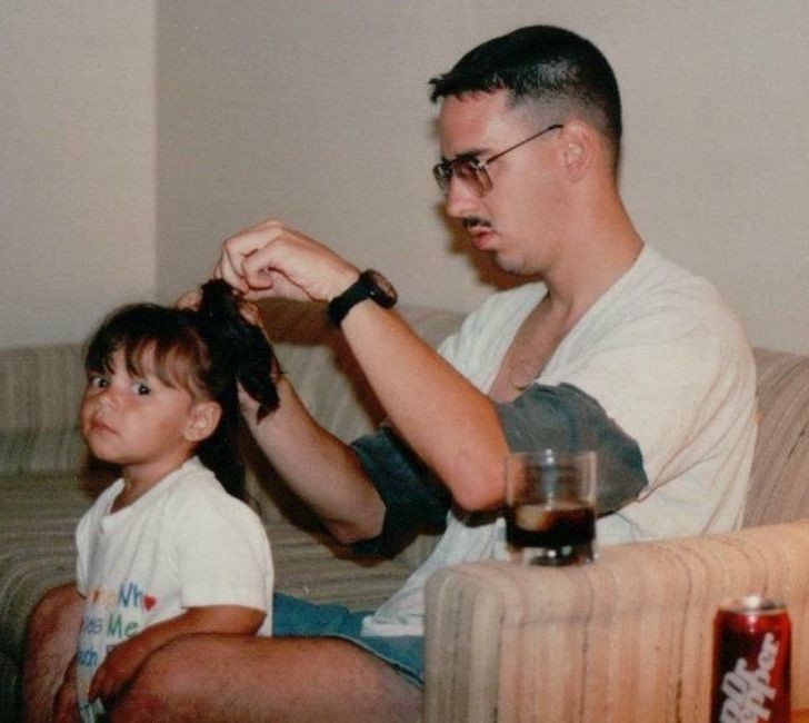 14. "Tata zawsze układał mi fryzurę 'na señoritę" i uwielbiałam to. Kto powiedział, że tata nie może być równocześnie mamą? (1994)"