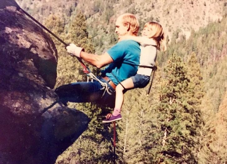 4. "Mój tata wspinający się ze mną przypiętą do jego pleców, wczesne lata 90"