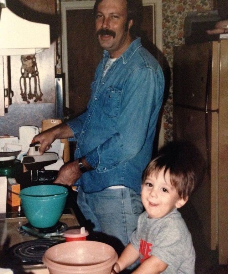 5. "Tata pokazujący mi jak upiec chleb kukurydziany. Houston, Teksas, 1986"