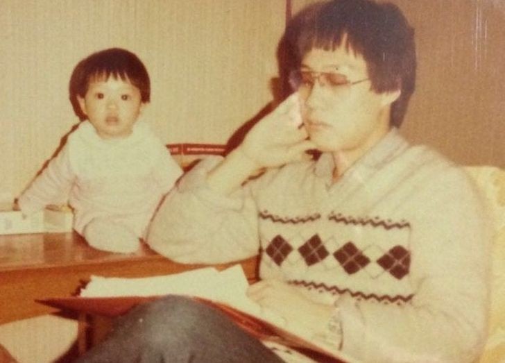 9. "Mój tata opiekujący się mną w trakcie nauki przed egzaminem na studiach medycznych. 1984"
