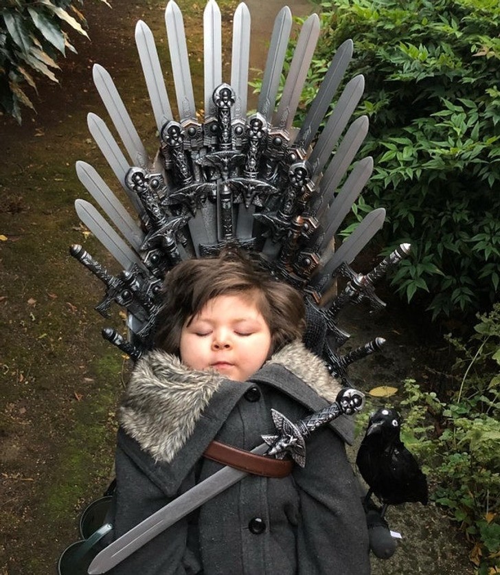"3-letni król Bran Stark i jego wózek inwalidzki inspirowany Grą o Tron"