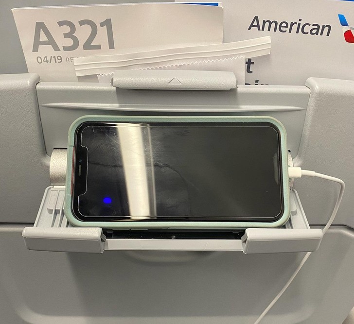 "Samoloty linii American Airlines posiadają wbudowane uchwyty na tablet i telefon z tyłu każdego fotela."