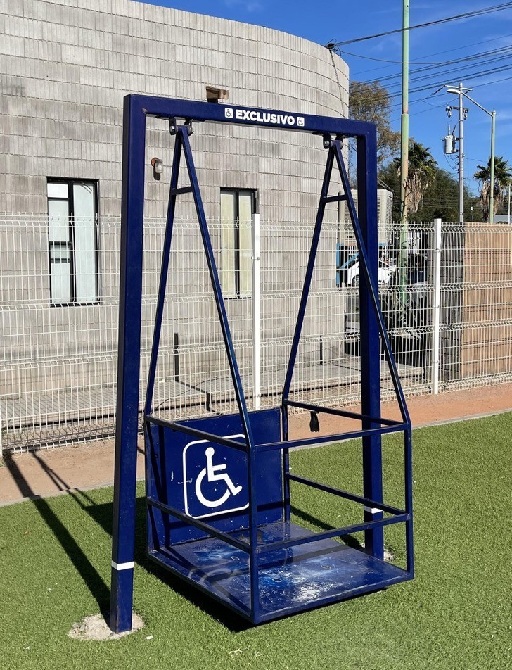 "W tym parku jest huśtawka przystosowana do wózków inwalidzkich."