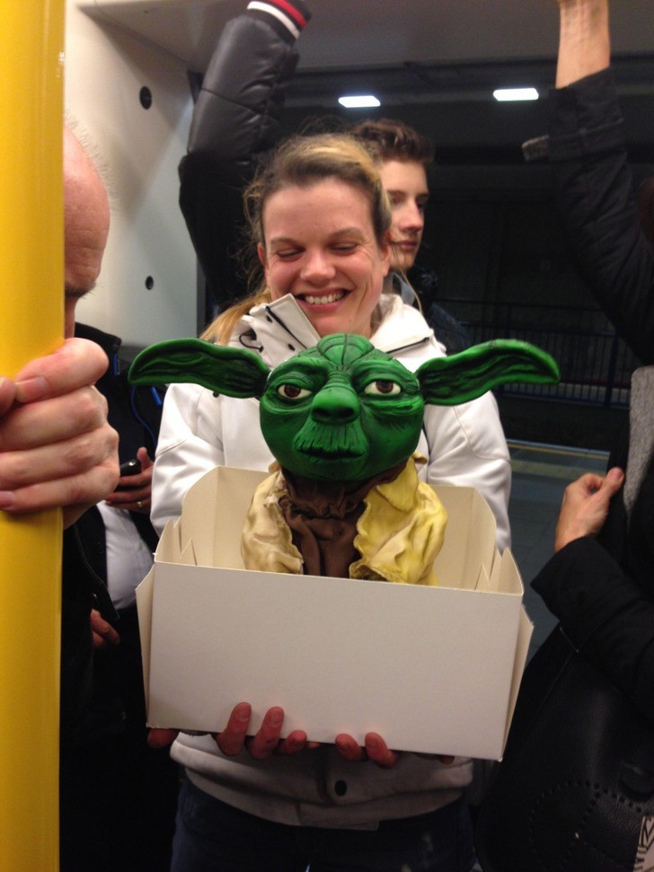 "Ta kobieta jechała wczoraj metrem trzymając tort w kształcie Yody."