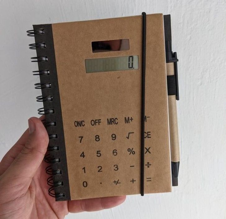 13. "Notatnik z wbudowanym kalkulatorem"