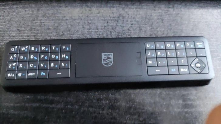 14. "Pilot do mojego nowego telewizora posiada pełną klawiaturę QWERTY."