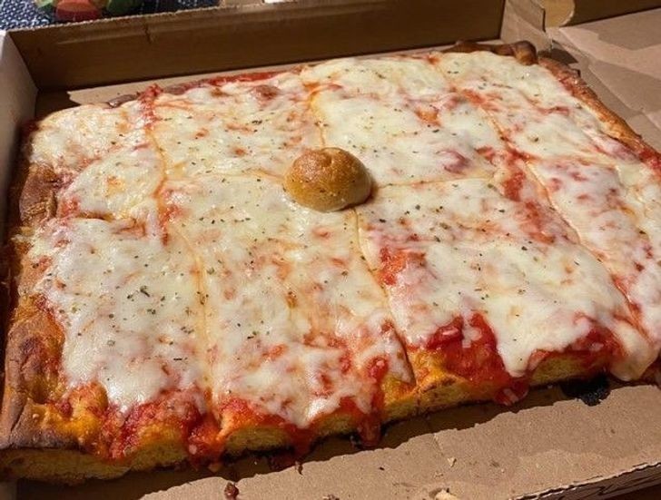 16. "Lokalna pizzeria używa pieczywa czosnkowego, by uchronić ser na pizzy przed kontaktem z opakowaniem."