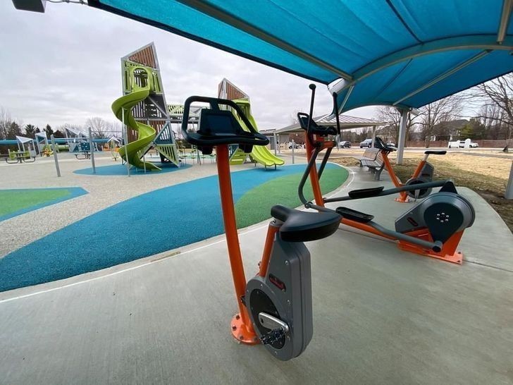 4. "Mój park zamontował sprzęt do ćwiczeń zwrócony w stronę placu zabaw."