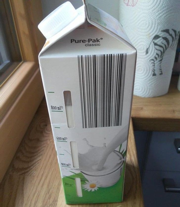 5. "Ten karton mleka pokazuje ile płynu pozostało jeszcze w środku."