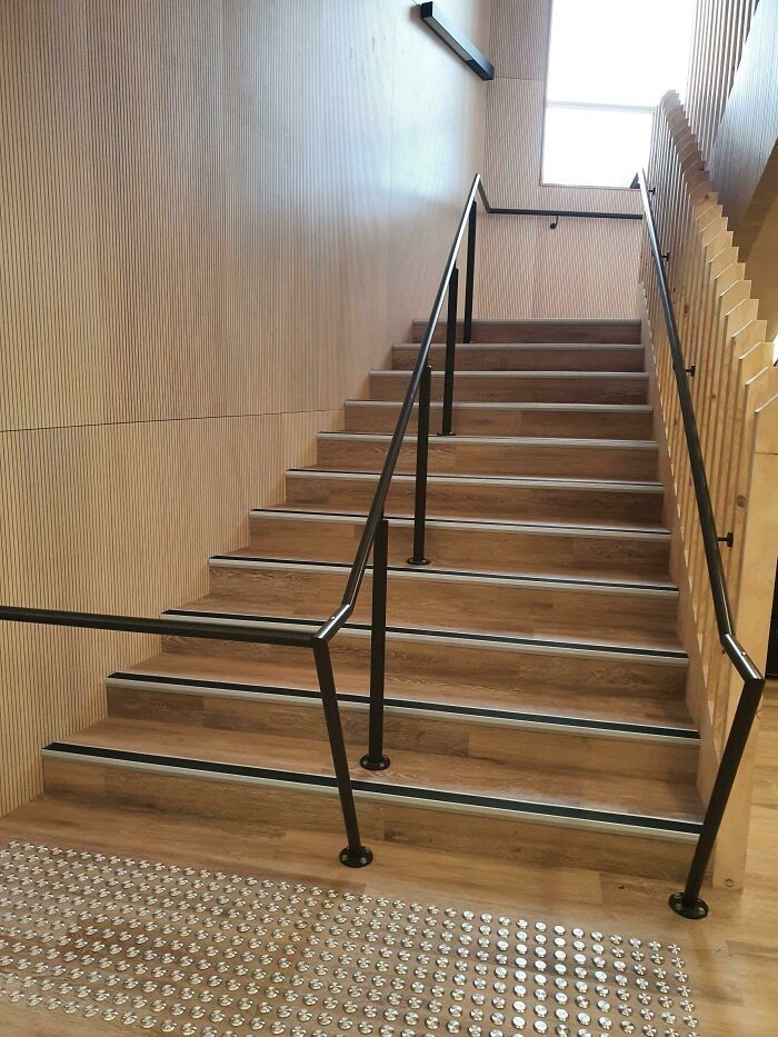15. "Nowe schody w mojej szkole"