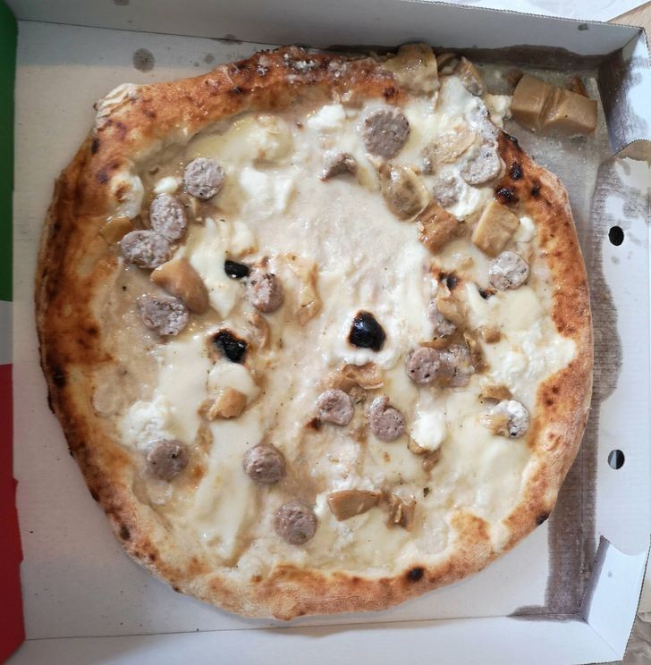 1. „Zamówiliśmy pizzę z wysoko ocenianej lokalnej pizzerii.”