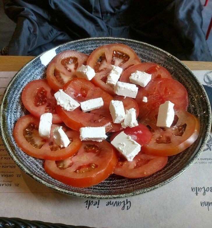 10. „Moja dziewczyna zamówiła w restauracji sałatkę z pomidorami.”