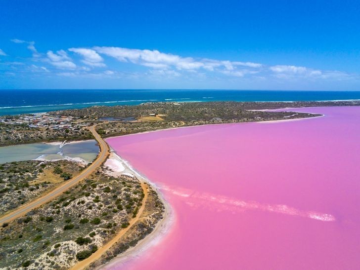 3. Jezioro Pink Lake w zachodniej Australii. W tle Ocean Indyjski.