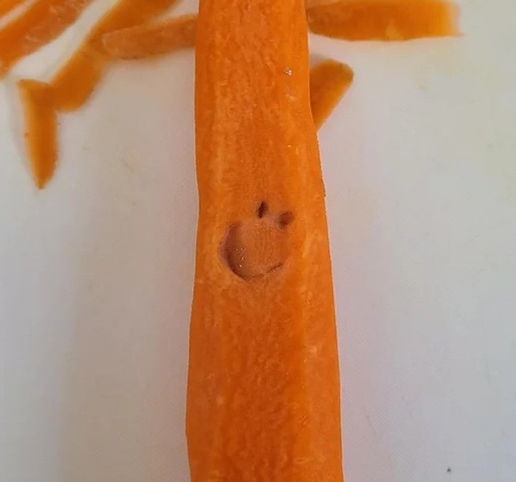 "Obrałam marchewkę i zobaczyłam uśmiechniętą buźkę."
