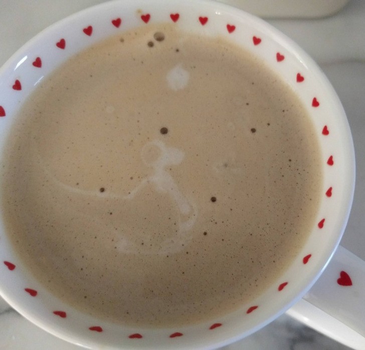 "Gdy wlałam mleko do kawy, zobaczyłam Snoopy'ego siedzącego na budzie pod księżycem."