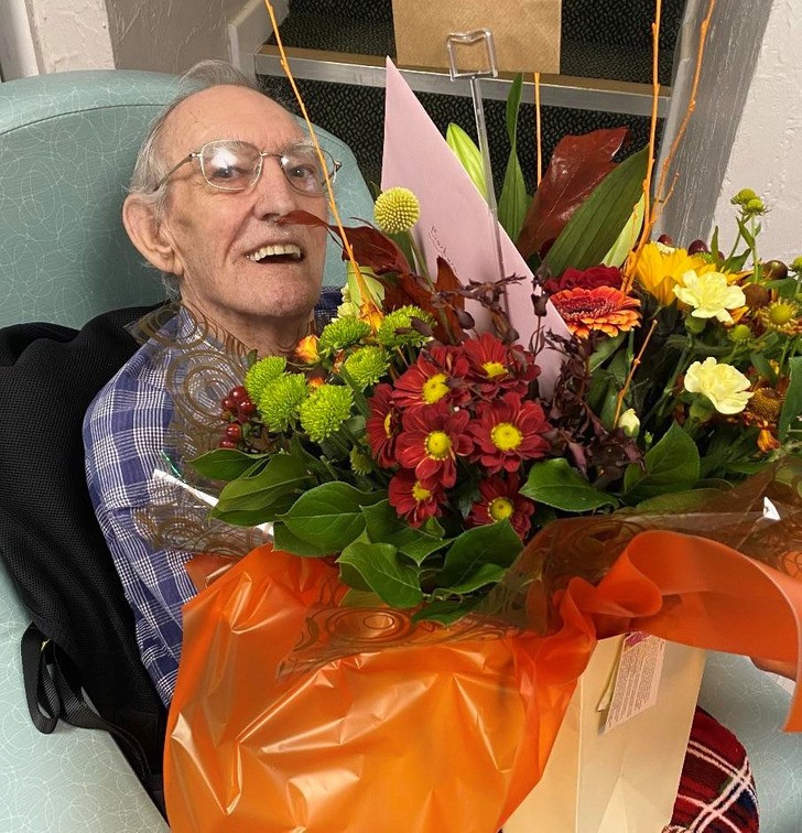 "Mój dziadek ma demencję. Dziś ustaliłam z pielęgniarkami, że przyniesiemy kwiaty dla jego żony świętującej urodziny."