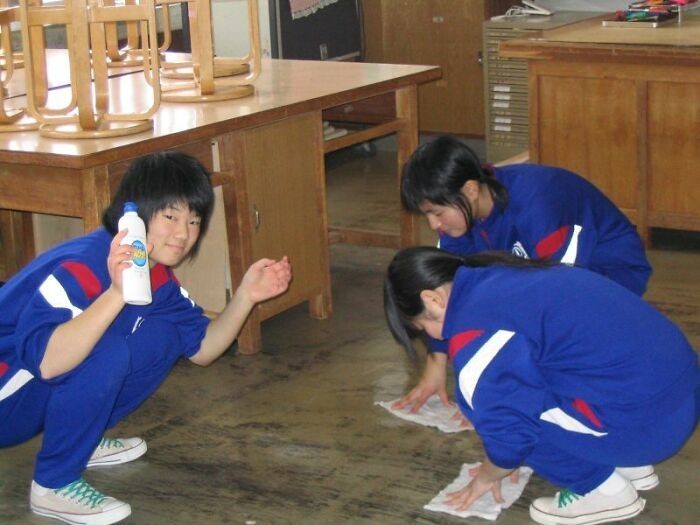 1. Japońscy uczniowie sprzątają szkołę po lekcjach.