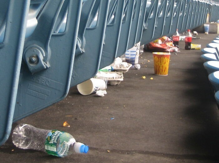 2. Japońscy fani piłkarscy zostają po zakończeniu meczu, by pomóc pracownikom posprzątać stadion.