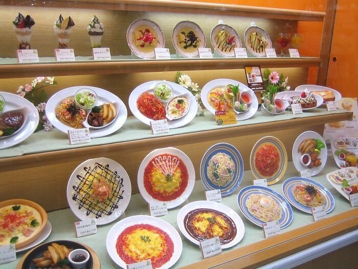 15. Restauracje wystawiają talerze ze sztucznymi potrawami, by przyciągać klientów.