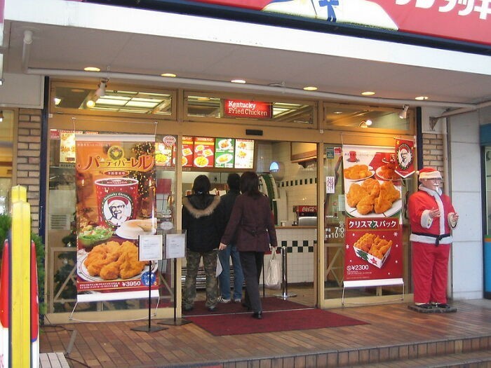 18. Za tradycyjny świąteczny obiad uważa się tu kurczaka z KFC.