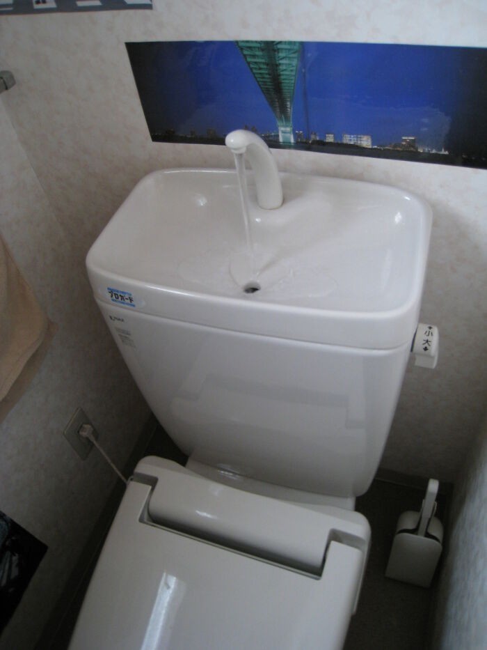 4. Wiele toalet posiada wbudowany zlew, który pozwala oszczędzać wodę.