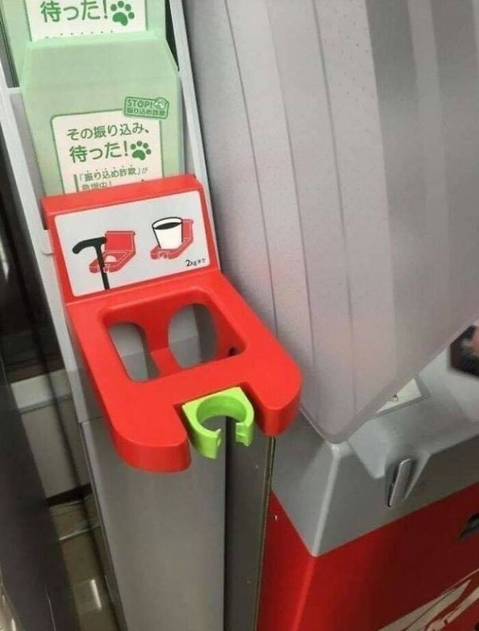 8. Przy japońskich bankomatach znajdują się uchwyty na kubki i laski.