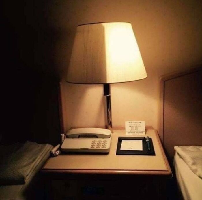 9. W niektórych hotelach, lampy w pokoju z dwoma łóżkami posiadają dwie oddzielne strony z kontrolowaną jasnością światła.