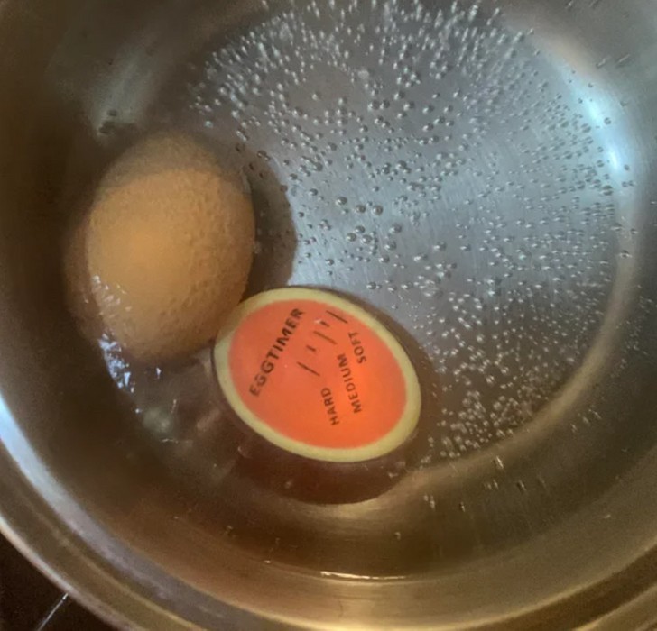 Timer do gotowania jajek pokazujący ich twardość